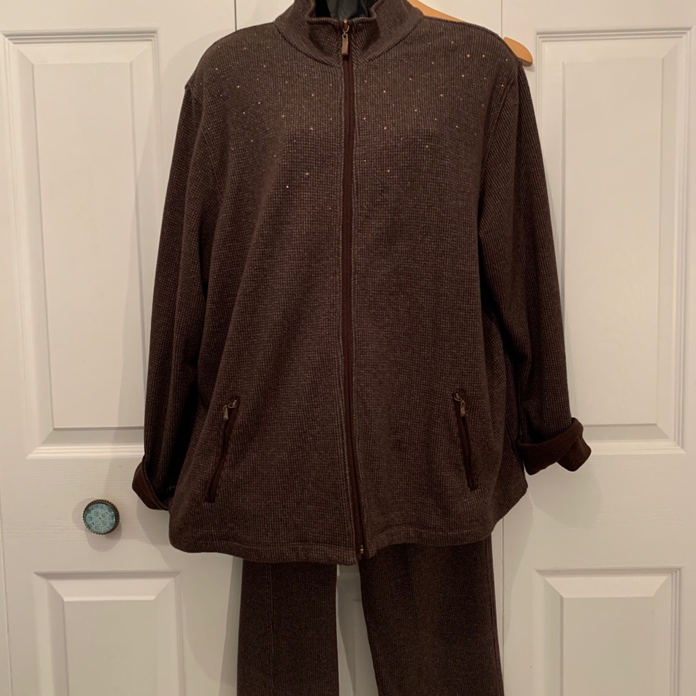 Two-piece pant suit from Alia. Brown shades